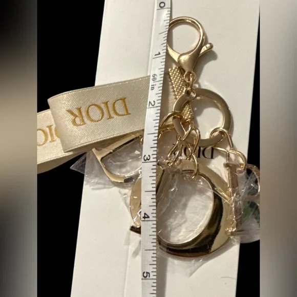 New in Box Dior GWP Gorgeous Gold Keychain - Picture 6 of 6